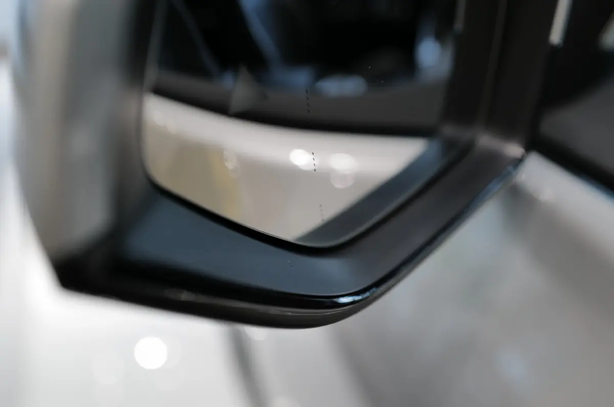 新型BMW iX3のエクステリア（グレー）〜ドアミラー