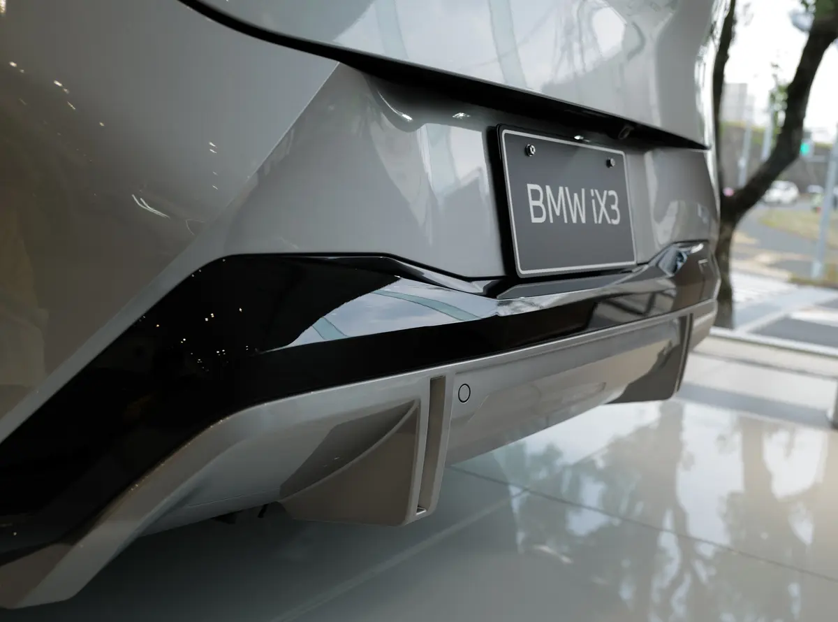 新型BMW iX3のエクステリア（グレー）〜リアアンダー