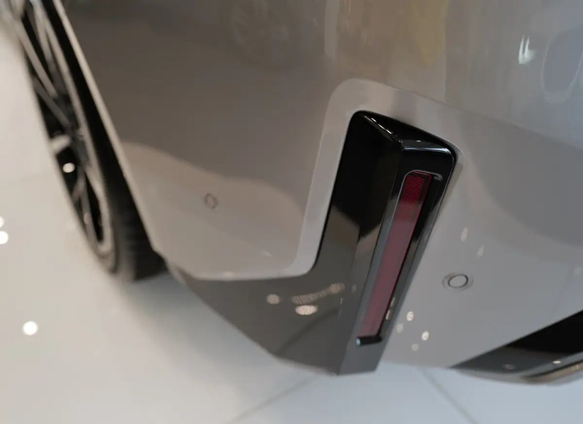 新型BMW iX3のエクステリア（グレー）〜リアアンダー