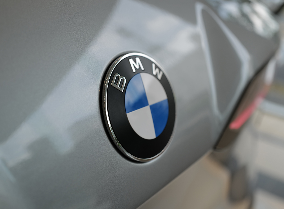新型BMW iX3のエクステリア(グレー)〜エンブレム