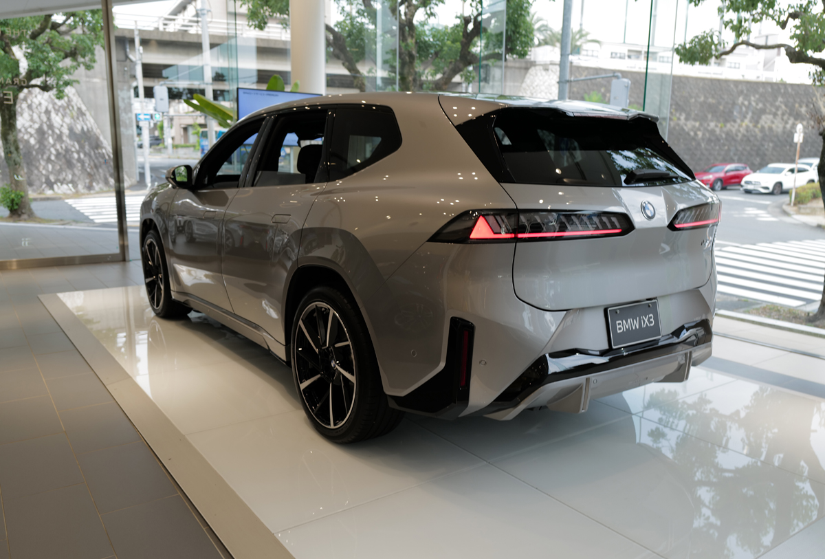新型BMW iX3のエクステリア(グレー)〜リア