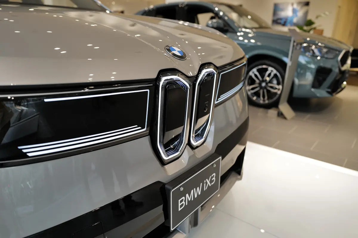 新型BMW iX3のエクステリア（グレー）〜フロント