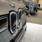 新型BMW iX3のエクステリア（グレー）〜フロント（キドニーグリル）