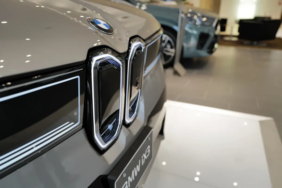 新型BMW iX3のエクステリア（グレー）〜フロント（キドニーグリル）