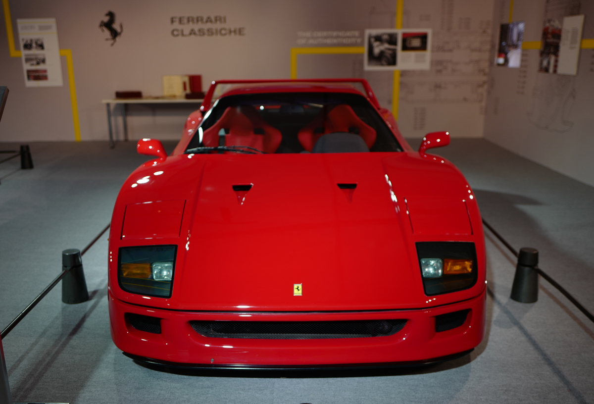 レッドのフェラーリF40(フロント)