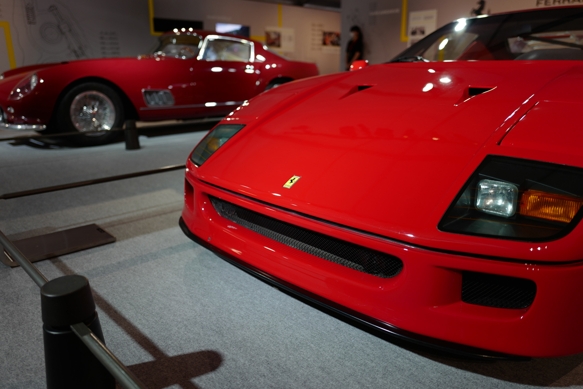 レッドのフェラーリF40(フロント)