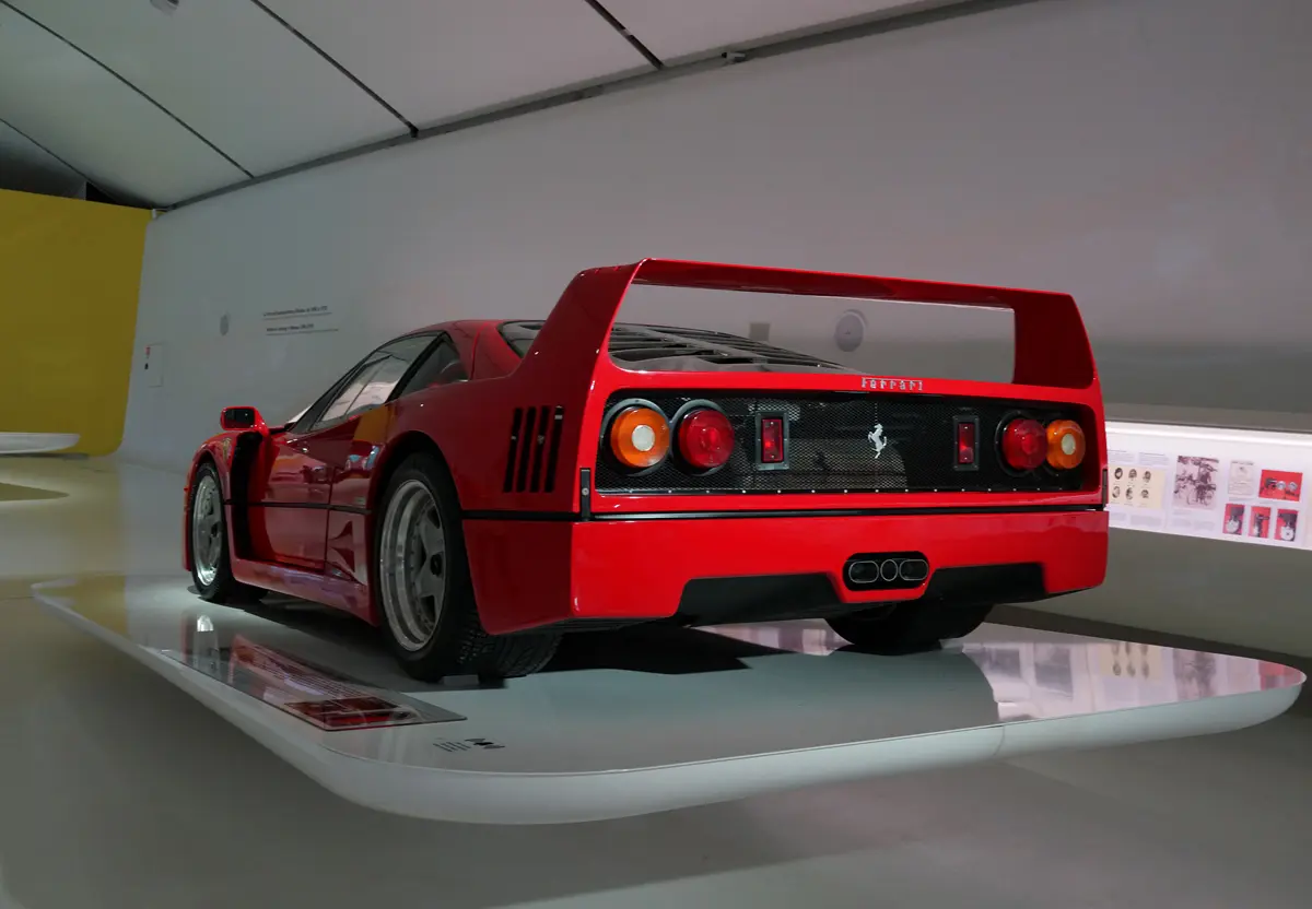 フェラーリ F40はなぜそれまでの命名法則とは異なる「F40」という名称が採用されたのか？「ジャーナリストがフェラーリ・フォーティではどうでしょう」と言ったから