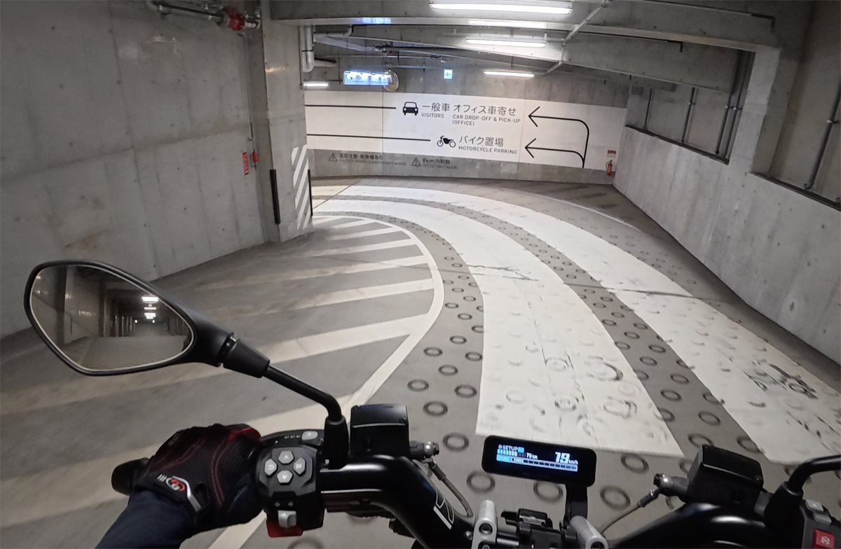 グランフロント北館のバイク用駐車場(駐輪場)