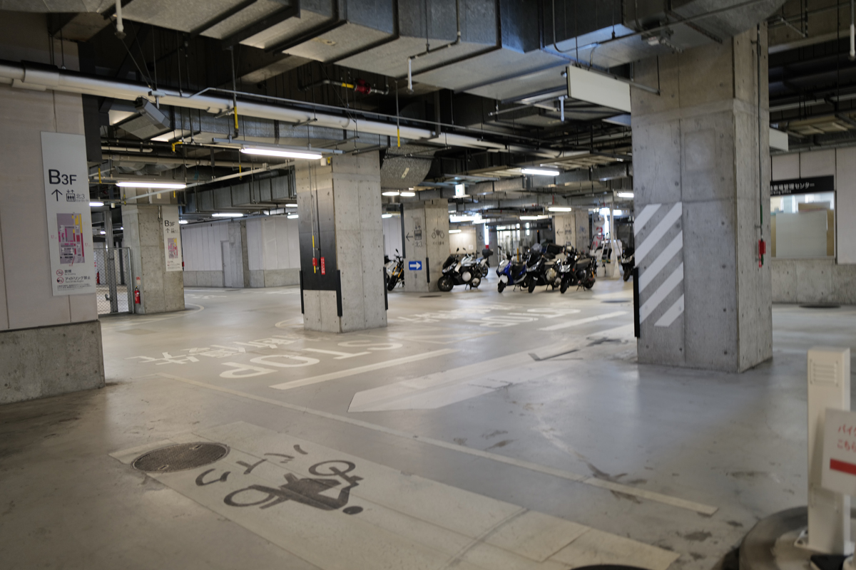 グランフロント北館のバイク用駐車場(駐輪場)