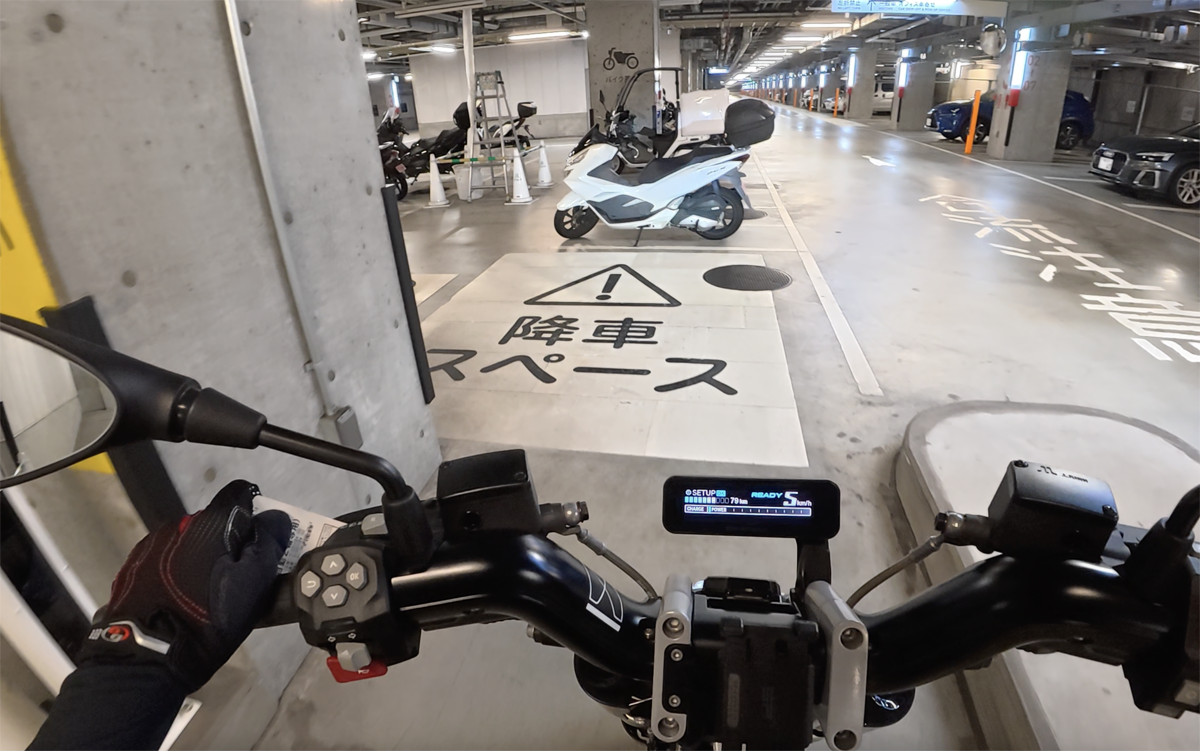 グランフロント北館のバイク用駐車場(駐輪場)