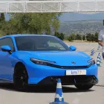 ホンダ・プレリュード（ブルー）がムーステストを行う様子