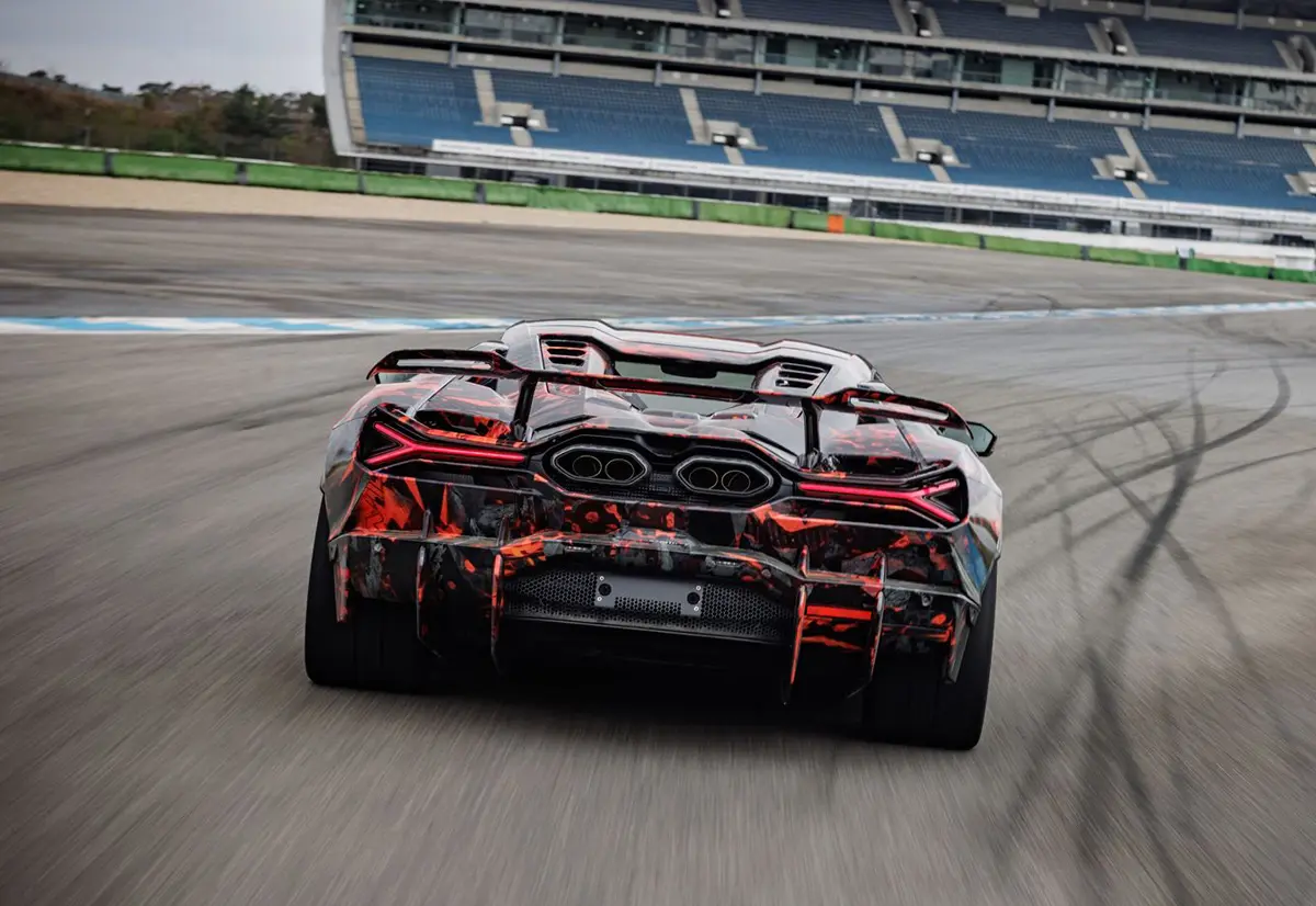 ホッケンハイムを走行するランボルギーニ レヴエルトSV（リア）