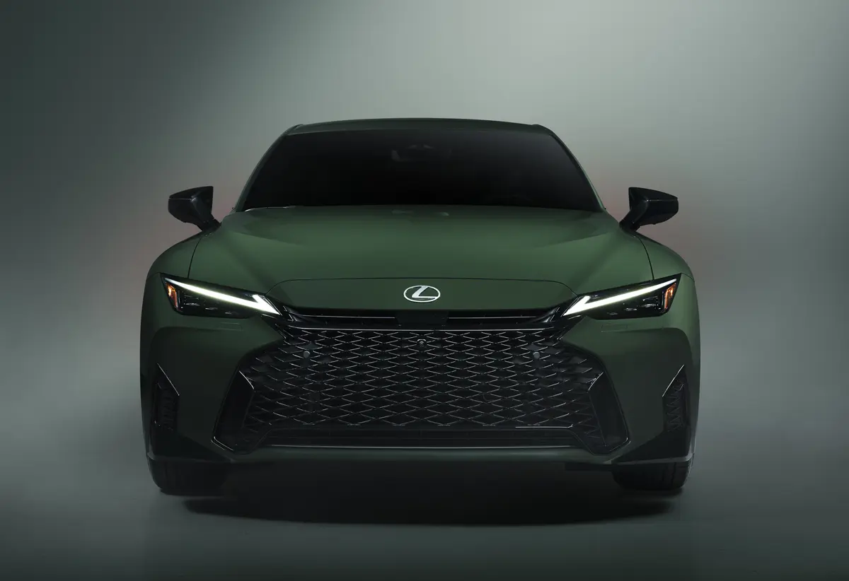 伝統のスポーティセダンが進化。ボディカラー名は専用色「羨ましい緑」、北米350台限定の特別仕様車「レクサスIS スペシャル アピアランス パッケージ」登場