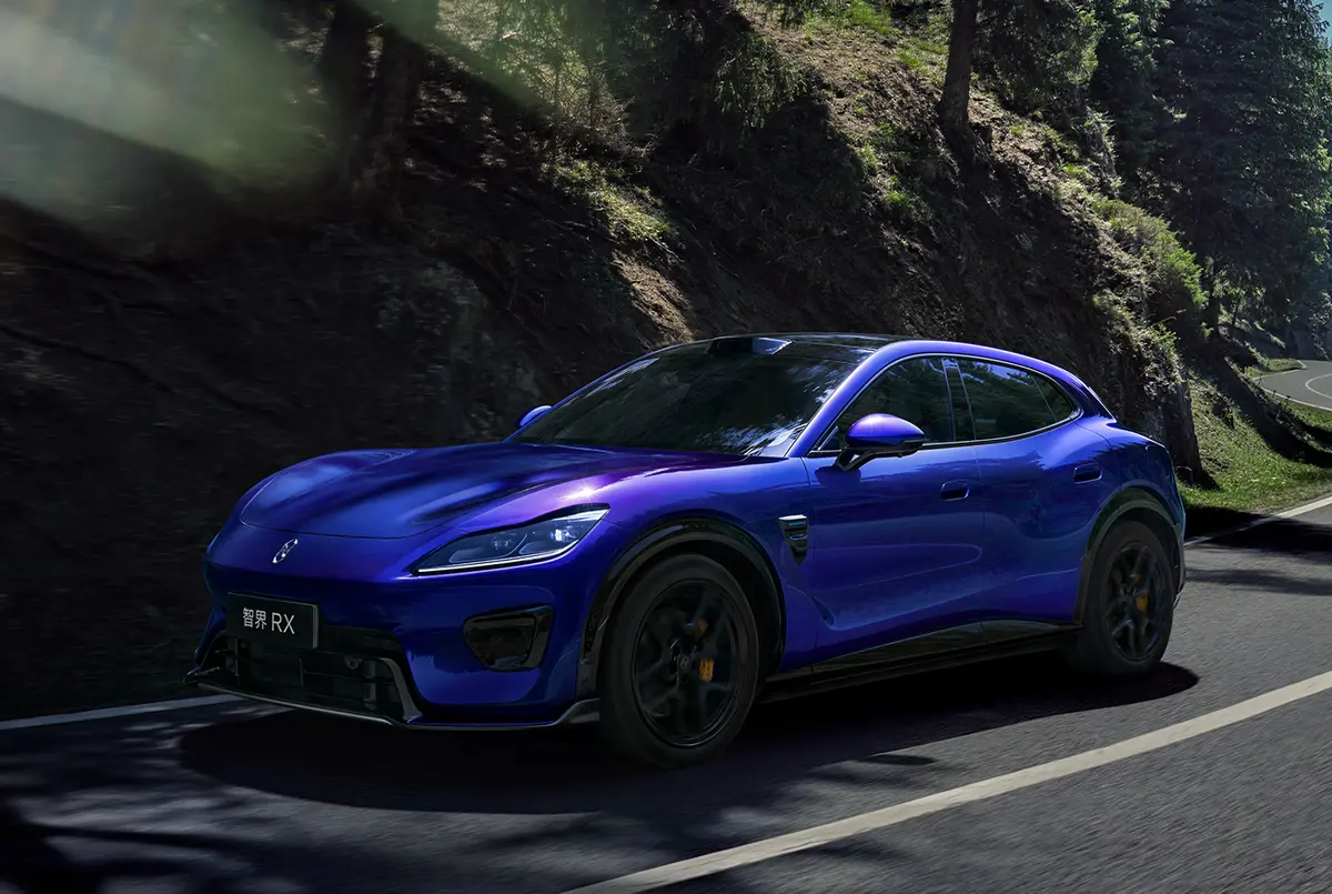 奇瑞汽車（Chery）とファーウェイとの合弁によるラクシード（Luxeed）ブランドのEV、RXのエクステリア（ブルー、フロント）