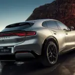 奇瑞汽車（Chery）とファーウェイとの合弁によるラクシード（Luxeed）ブランドのEV、RXのエクステリア（シルバー、リア）