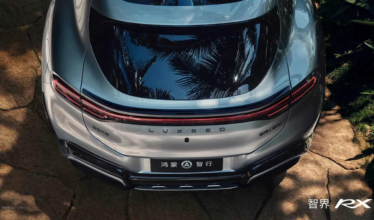 奇瑞汽車（Chery）とファーウェイとの合弁によるラクシード（Luxeed）ブランドのEV、RXのエクステリア（シルバー、リア）