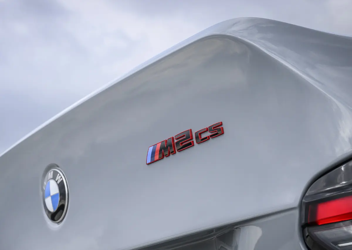 BMW M2 CSのテールゲートとバッジ