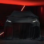 メルセデスAMG「専売」による新型エレクトリックSUVのティーザー画像（フロント）
