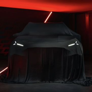 メルセデスAMG「専売」による新型エレクトリックSUVのティーザー画像（フロント）