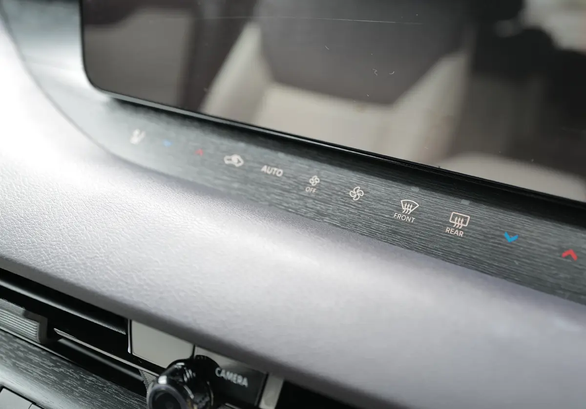 新型日産エルグランドのインテリア〜ダッシュボードのスイッチ