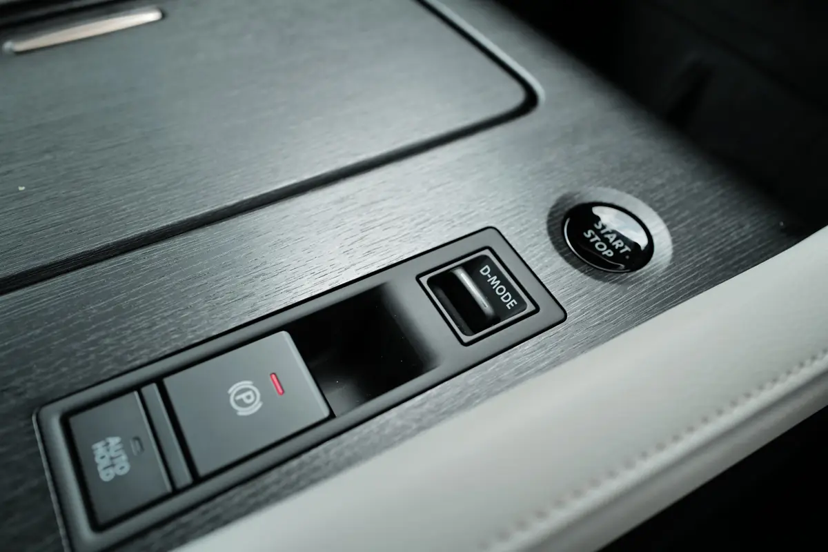 新型日産エルグランドのインテリア〜ダッシュボードのスイッチ