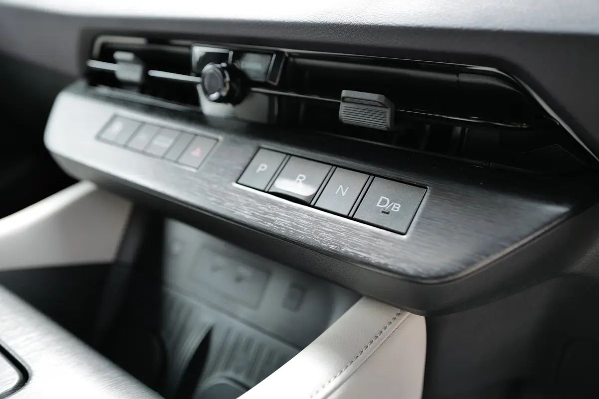 新型日産エルグランドのインテリア〜ダッシュボードのスイッチ