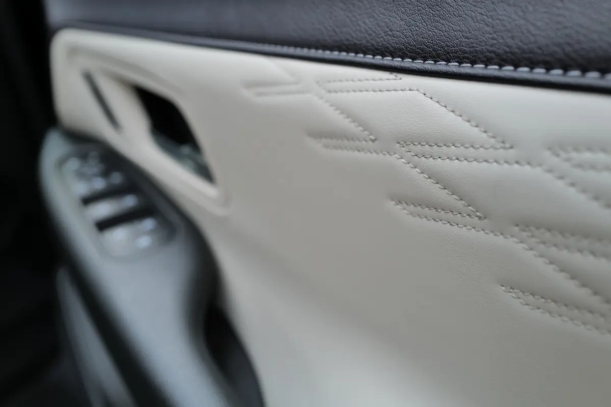 新型日産エルグランドのインテリア〜ドアインナーパネルのステッチ