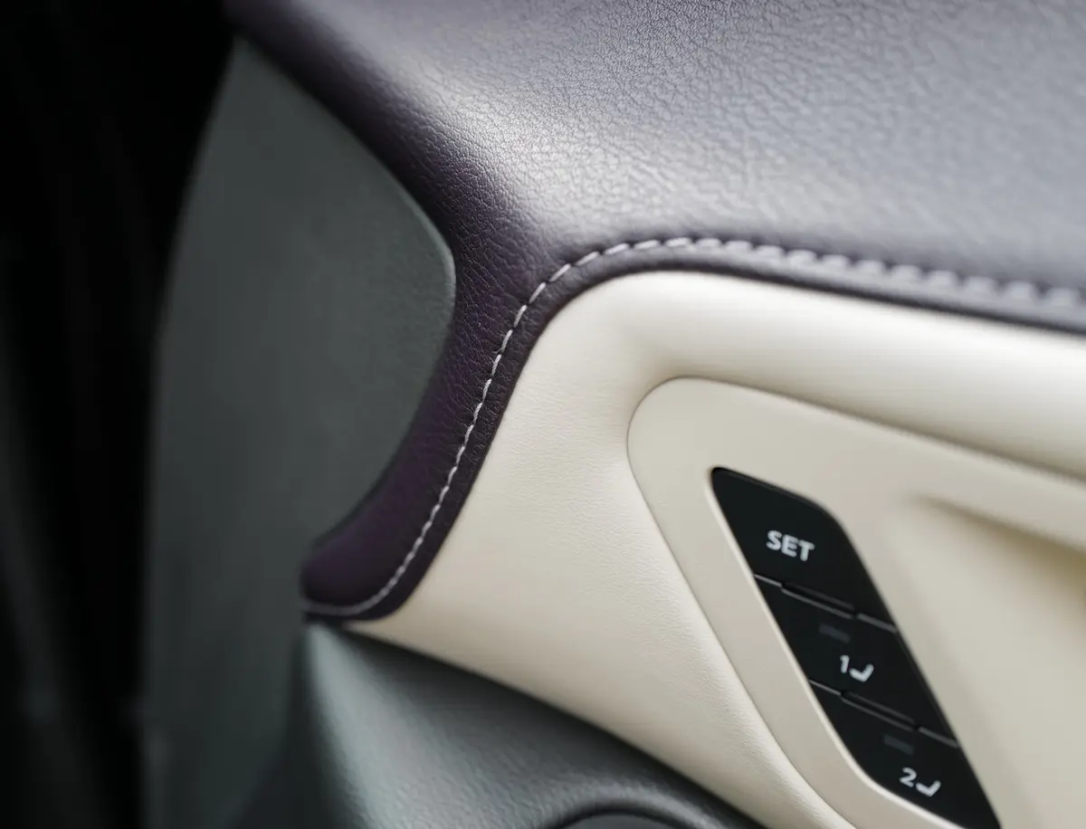 新型日産エルグランドのインテリア〜ドアインナーパネルのステッチ