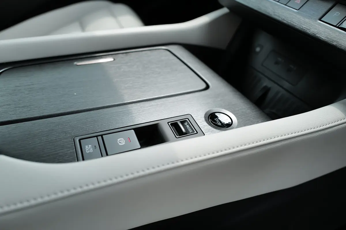 新型日産エルグランドのインテリア〜センターコンソール