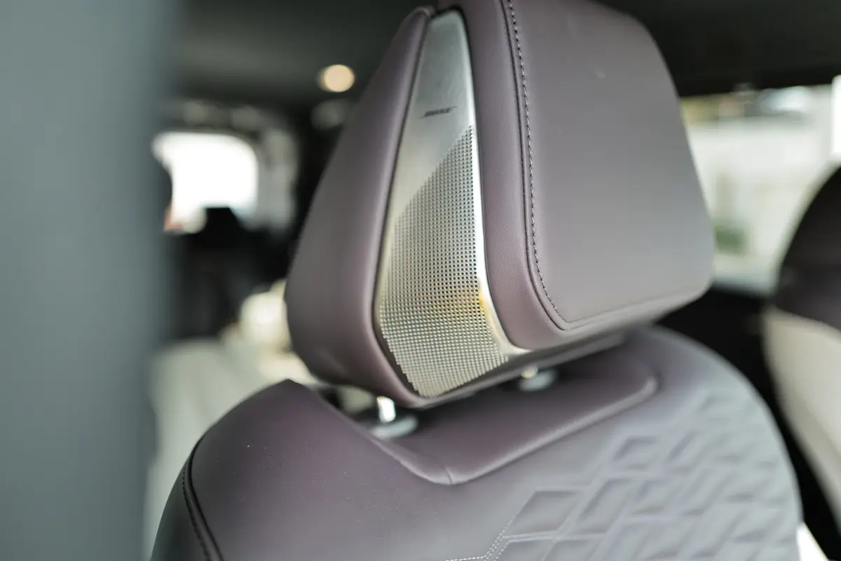 新型日産エルグランドのインテリア〜シートのヘッドレスト