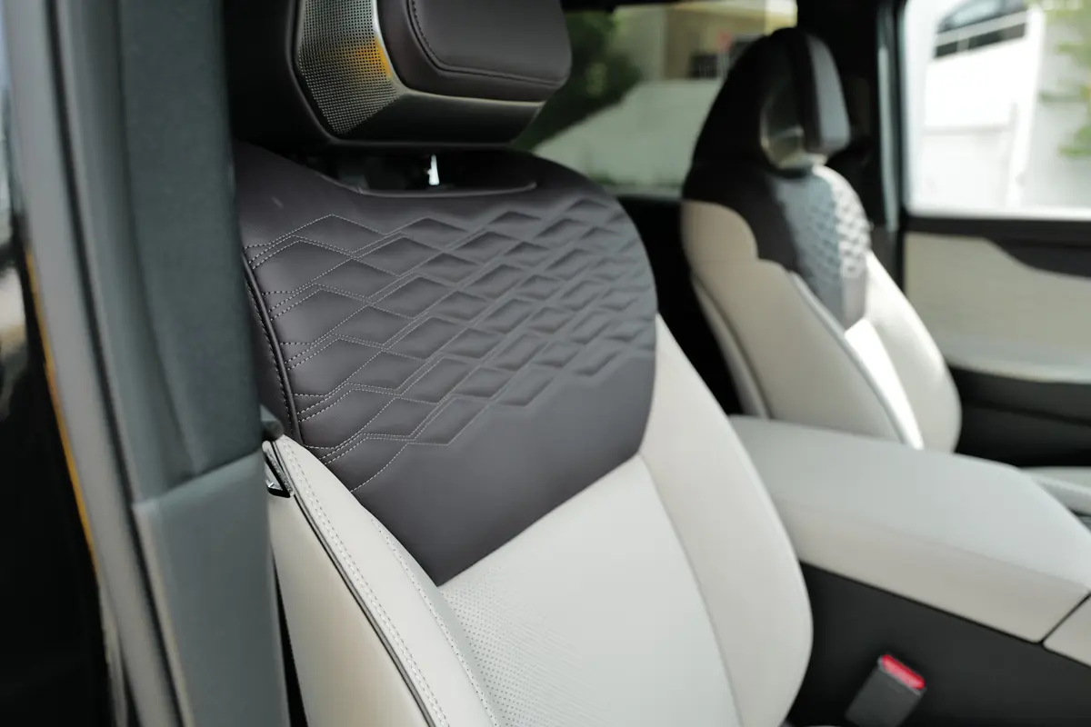 新型日産エルグランドのインテリア〜フロントシート