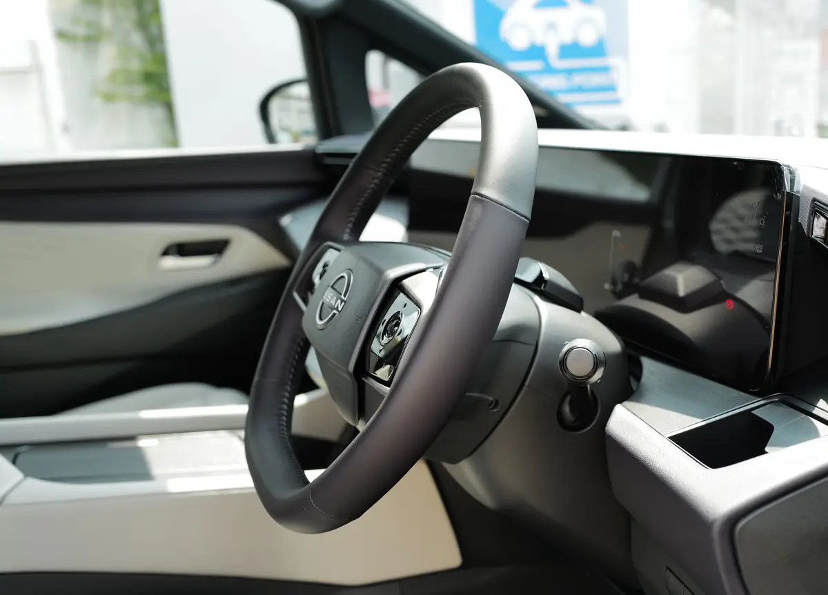 新型日産エルグランドのインテリア〜ステアリングホイール