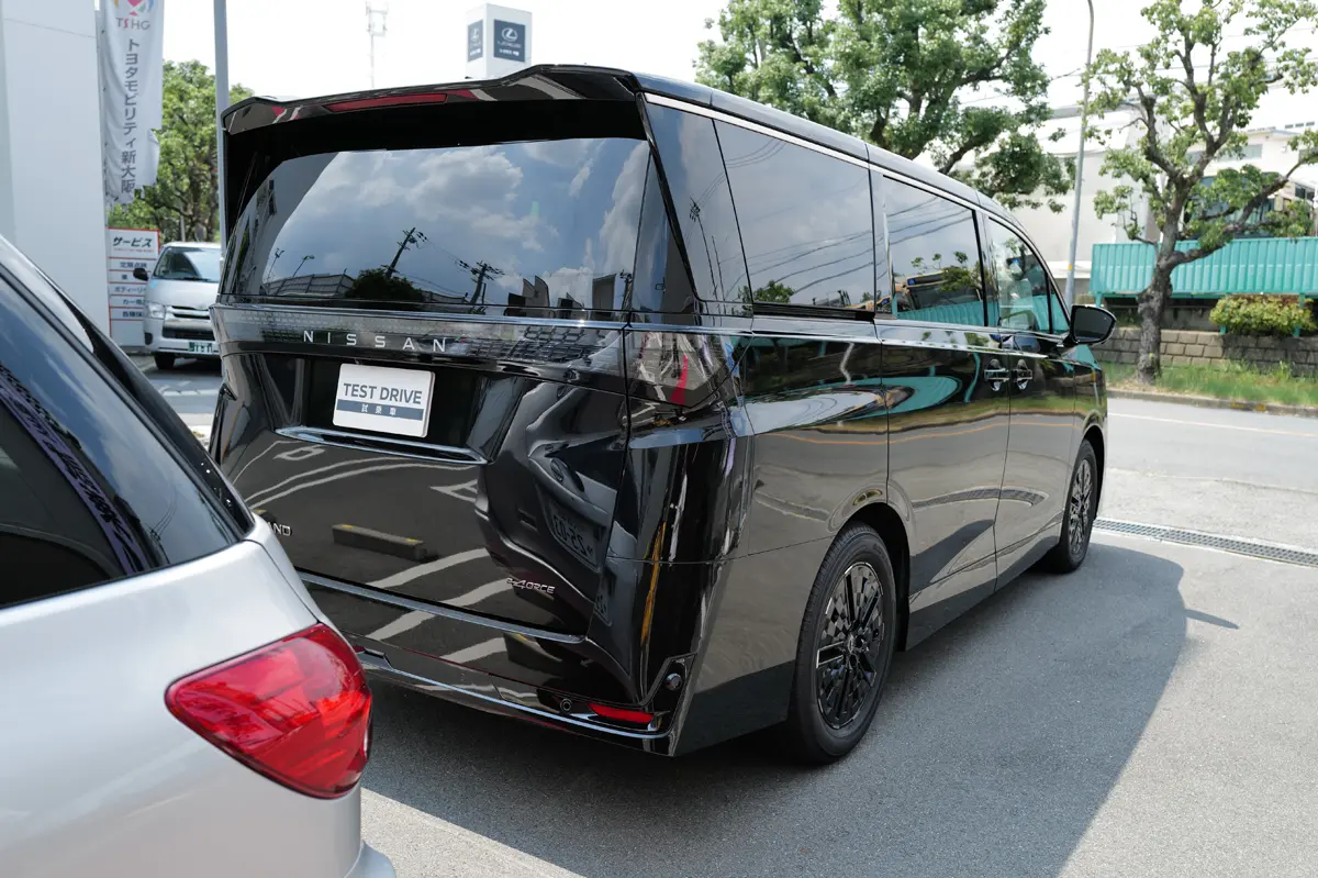 新型日産エルグランドのエクステリア〜リア