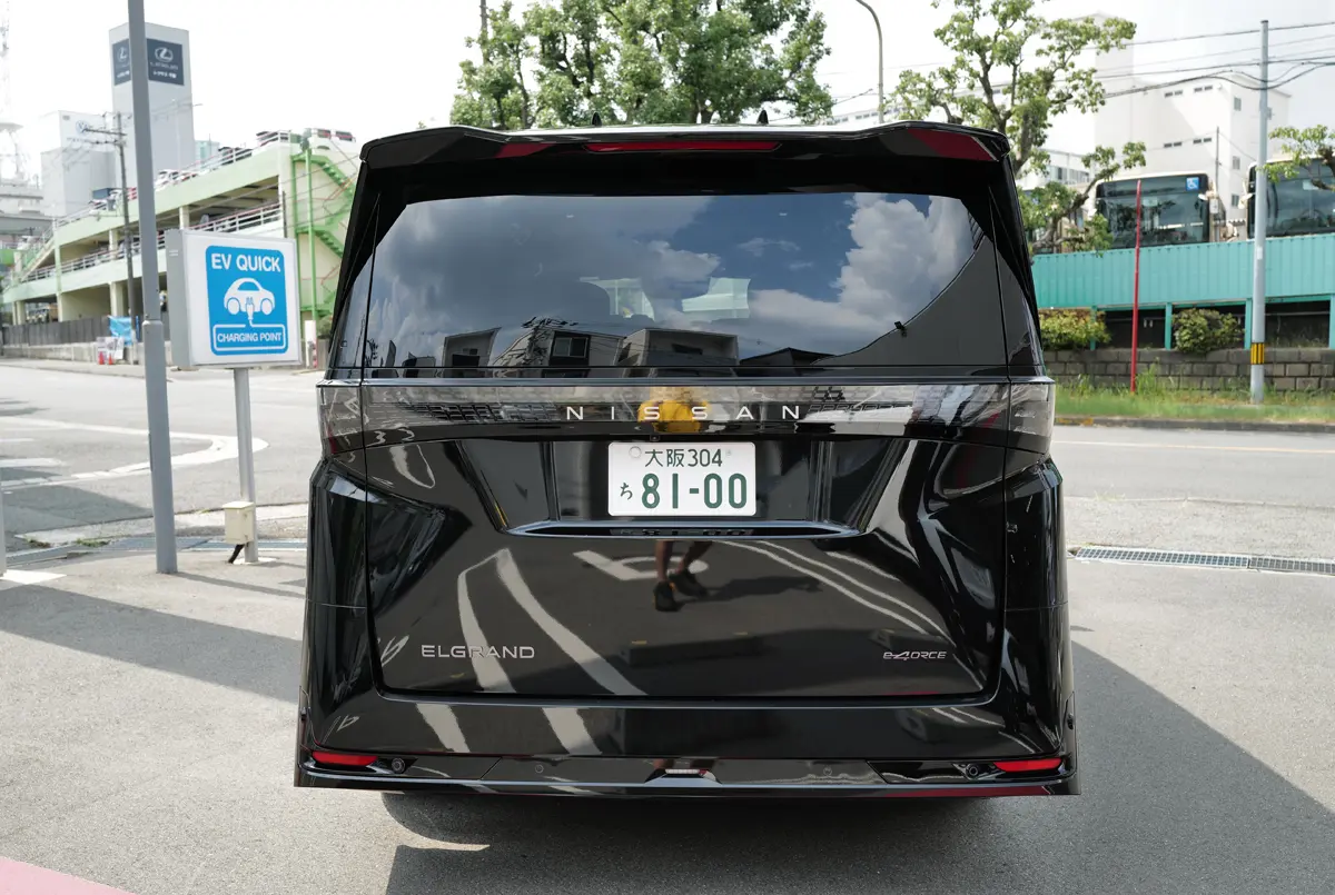 新型日産エルグランドのエクステリア〜リア