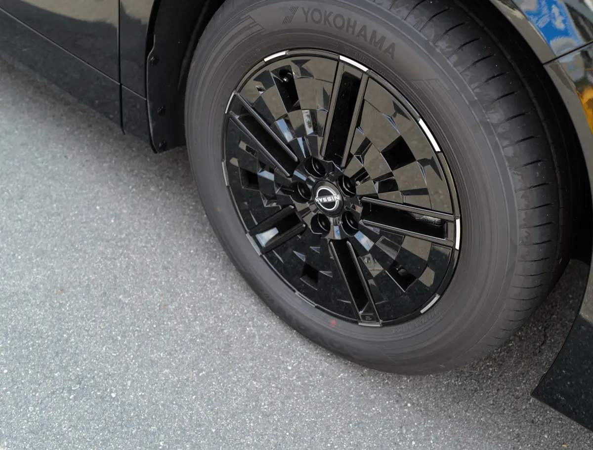 新型日産エルグランドのエクステリア〜フロントタイヤ