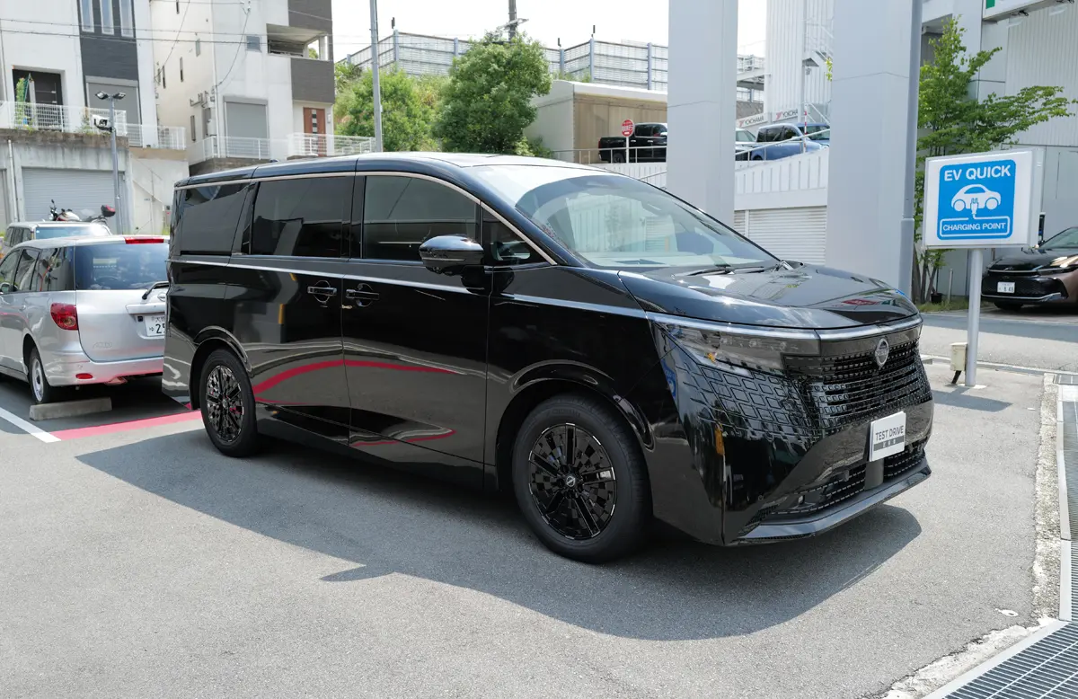 新型日産エルグランドのエクステリア〜フロントサイド