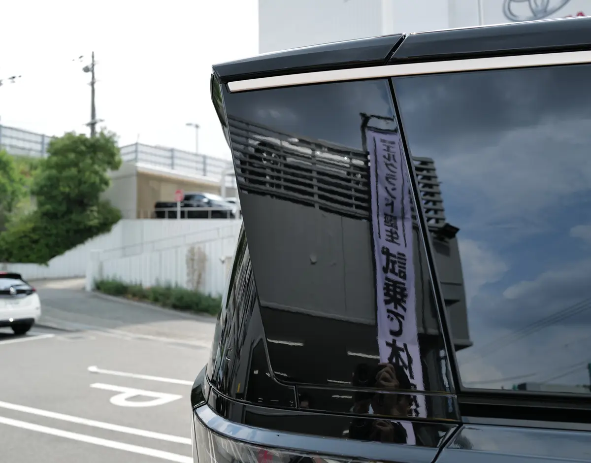 新型日産エルグランドのエクステリア〜リア（ルーフエンド）