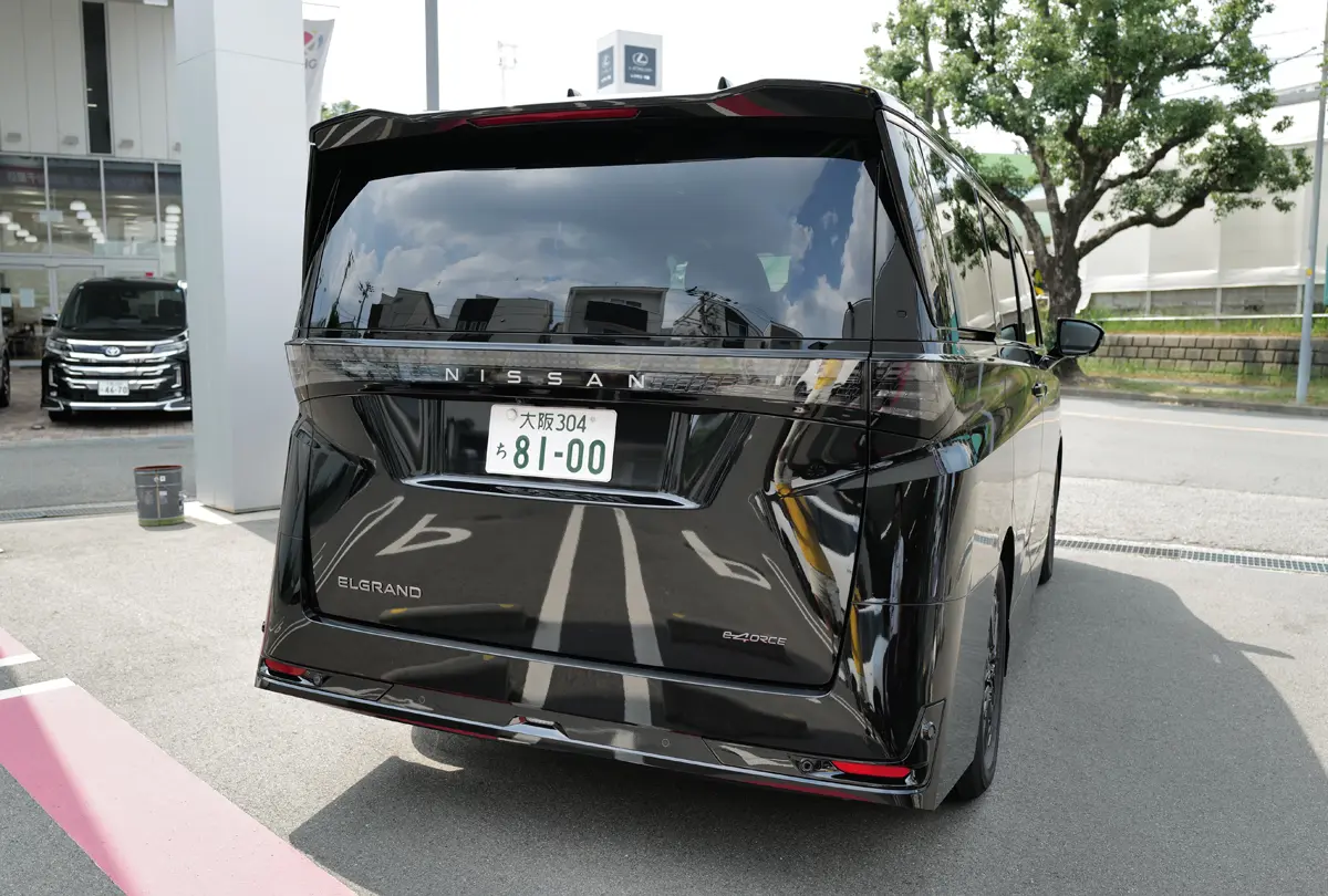 新型日産エルグランドのエクステリア〜リア