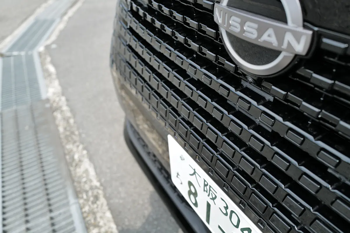 新型日産エルグランドのエクステリア〜フロントグリル