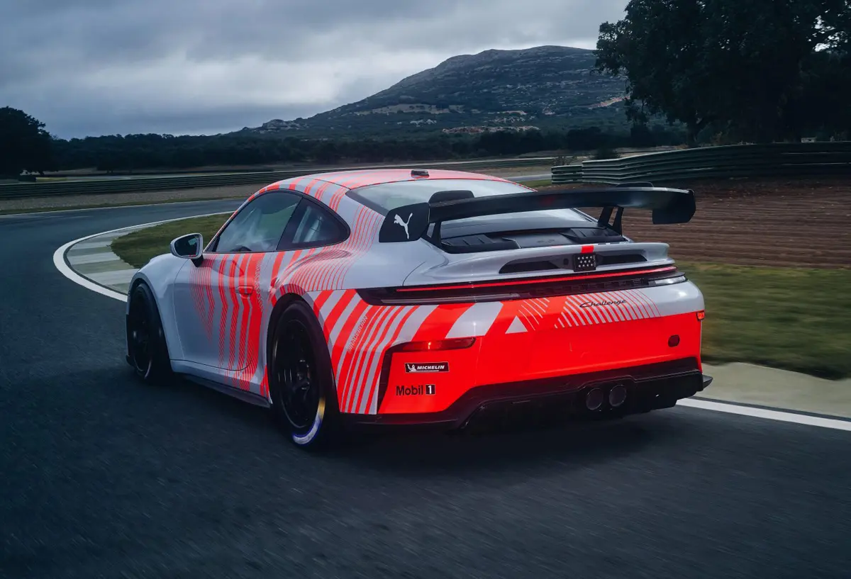 ポルシェ911チャレンジのエクステリア（リア、走行）