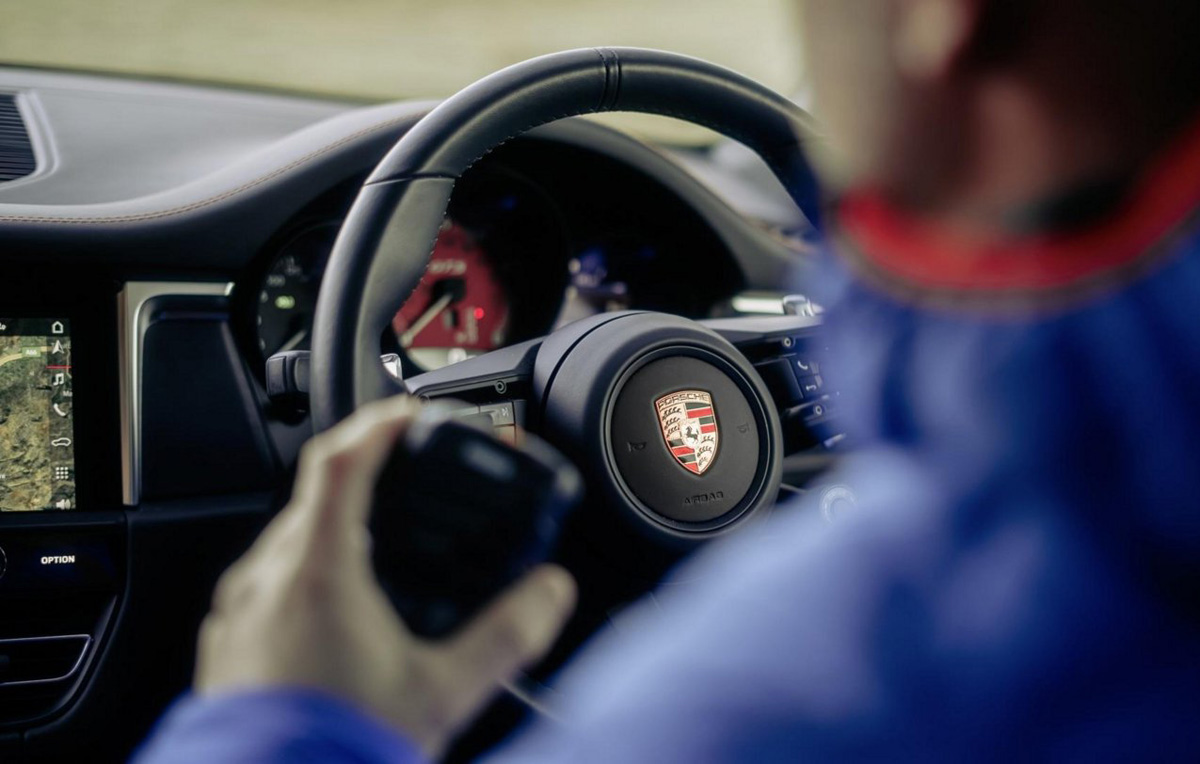 ポルシェ マカンGTS(ドクターカー、シルバー)のコクピット