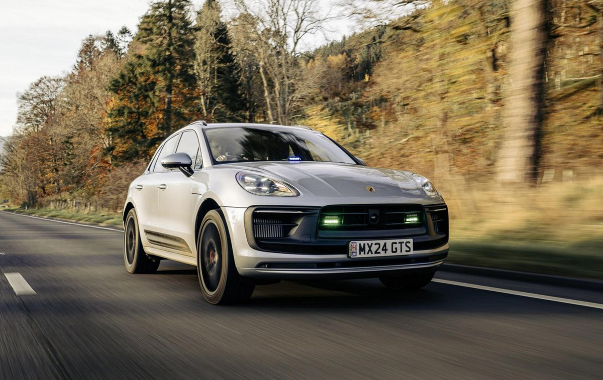 ポルシェ マカンGTS(ドクターカー、シルバー)〜走行