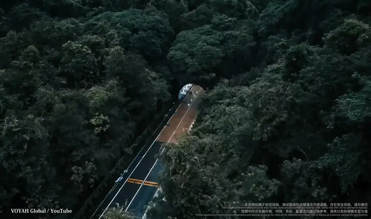 中国VoyahがパッションSにて「トンネル内360度スタント」に挑戦する動画(キャプチャ)