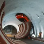 中国VoyahがパッションSにて「トンネル内360度スタント」に挑戦する動画（キャプチャ）