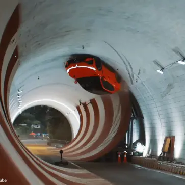 中国VoyahがパッションSにて「トンネル内360度スタント」に挑戦する動画（キャプチャ）
