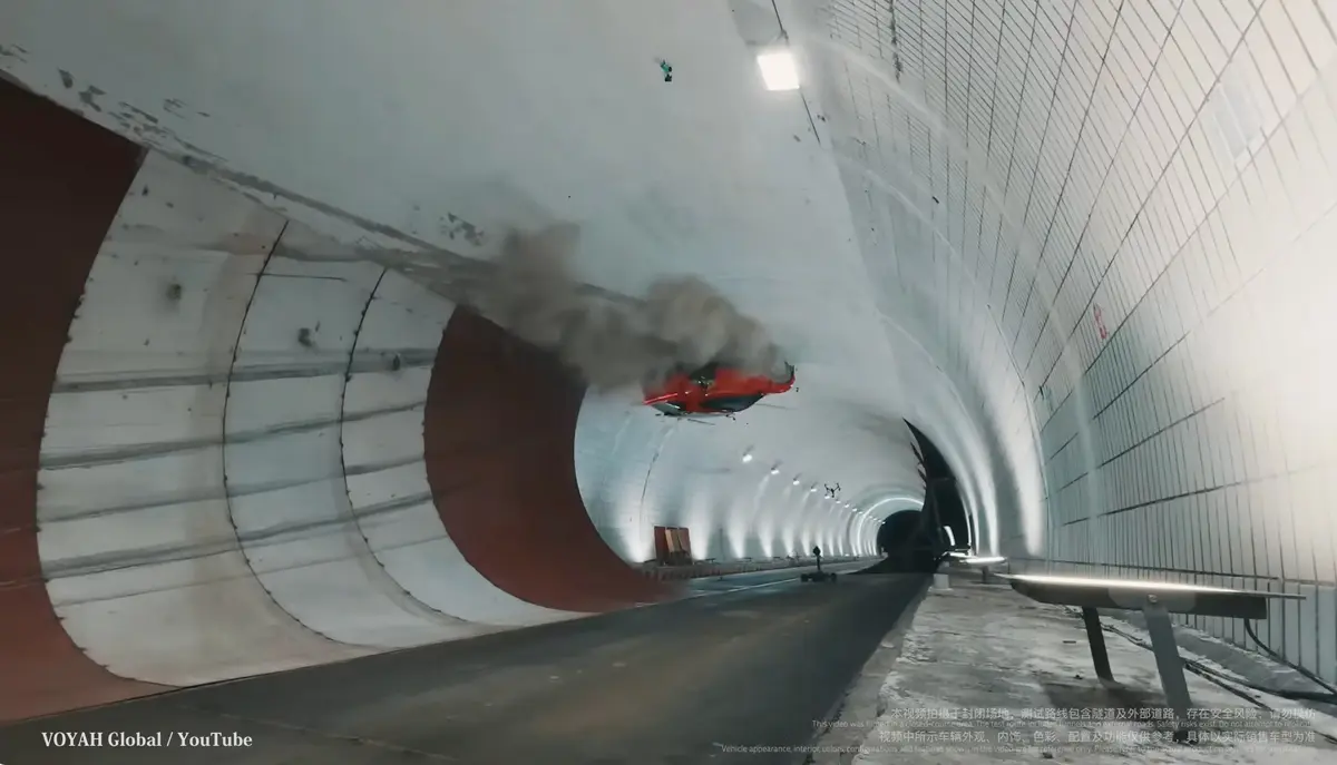 中国VoyahがパッションSにて「トンネル内360度スタント」に挑戦する動画(キャプチャ)