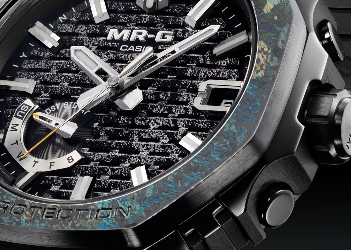 MR-G 30周年記念G-SHOCK、MRG-B2100HRのベゼル