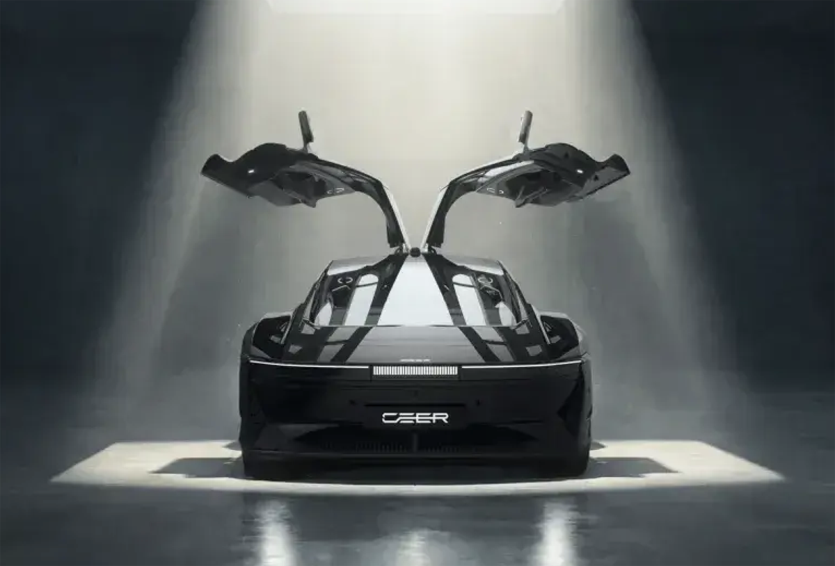 サウジアラビアのCEER EXOBOT セダンのエクステリア〜フロント正面