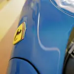 ブルーのフェラーリ296GTBのフロントフェンダーに発生した「曇り」