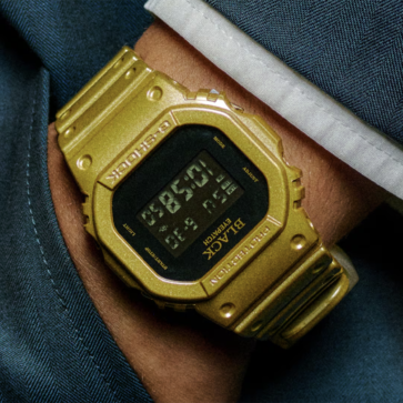 G-SHOCKとブラックアイパッチとのコラボモデル(DW-5600)の装着状態